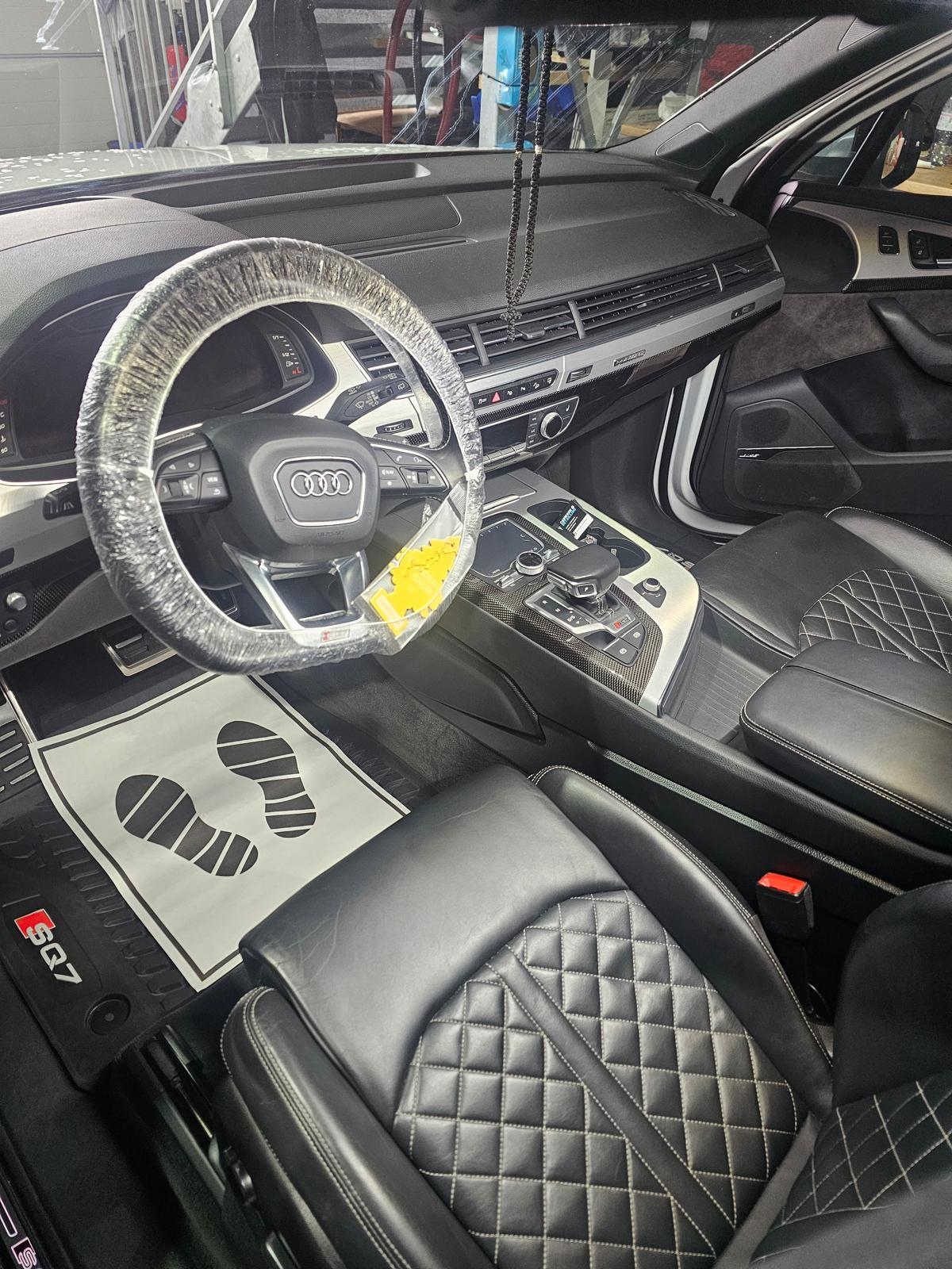 Intérieur cuir d'Audi SQ7 après detailing complet par Spec Center