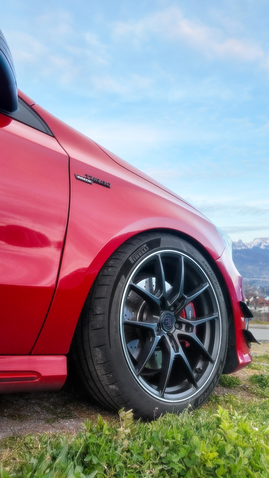 Mercedes rouge mise en scène lors d'un shooting photo automobile Spec Center